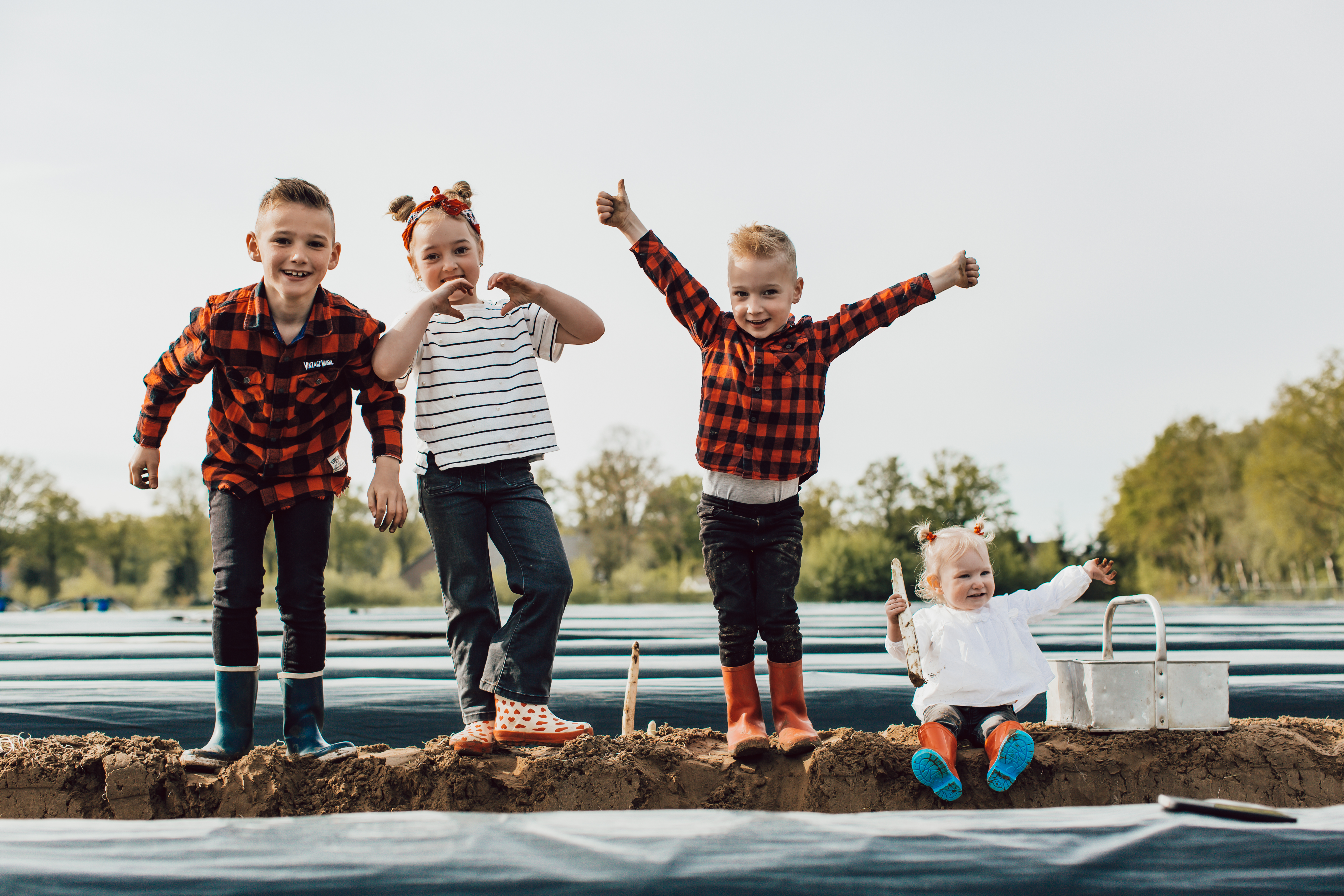 Kinderen op een aspergebed